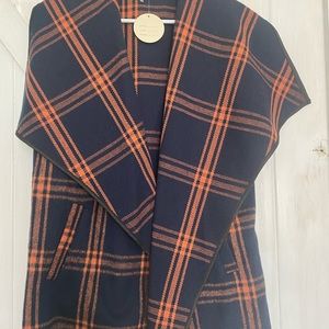 Sleeveless shawl with collar